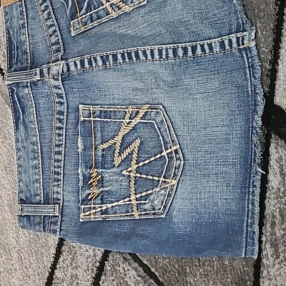 VINTAGE EXCLUSIVE MADISON BKE EMBROIDERED FRAYED-HEM DISTRESSED DENIM SKIRT - Picture 3 of 12